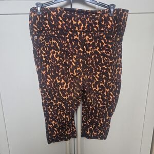 Fabletics Legging PLUS Size orange and black cheetah Capri